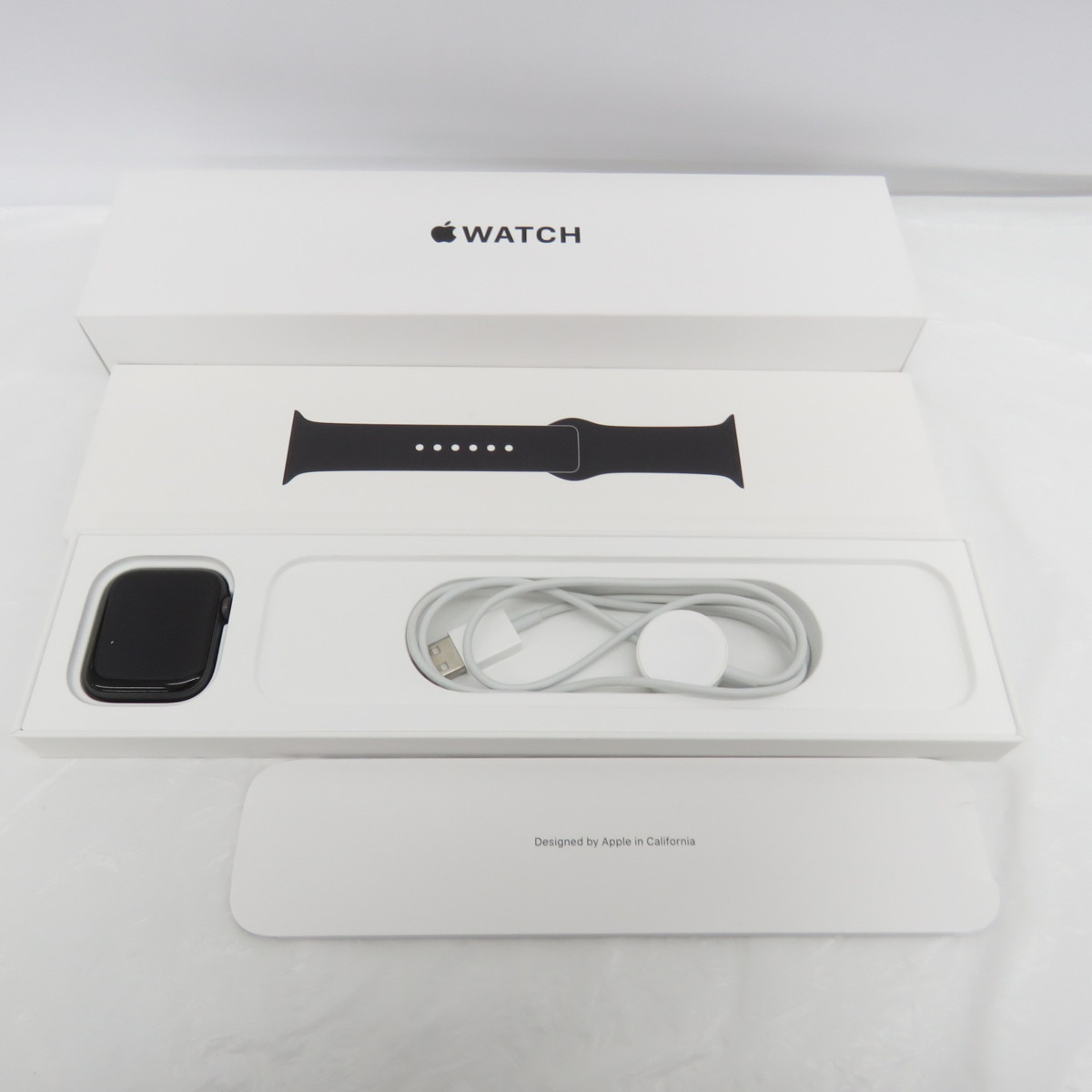 Apple Watch SE GPSモデル 40mm スポーツバンド USB-C充電ケーブル付属